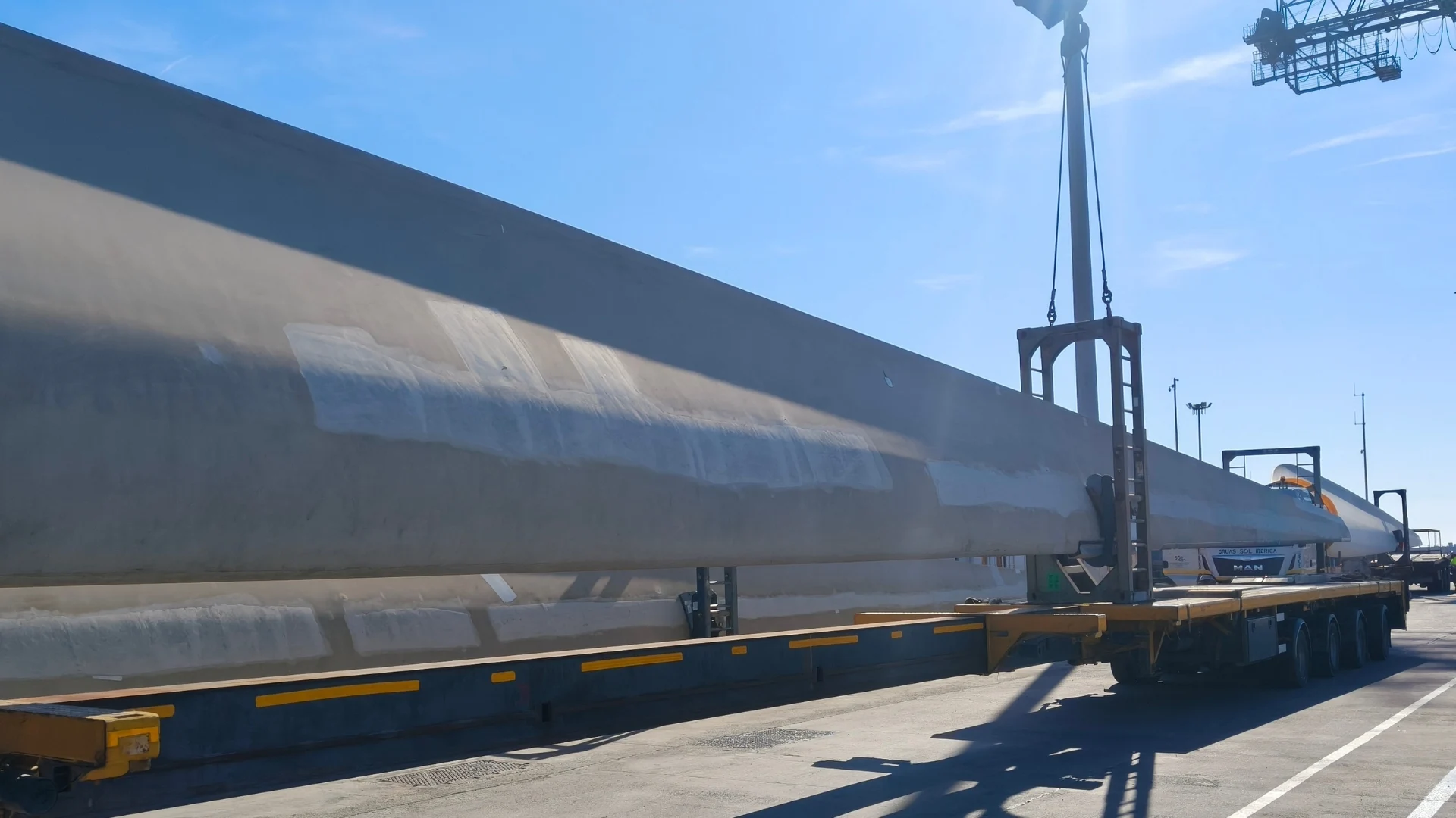 Movimiento de maquinaria industrial realizado por SITECMA